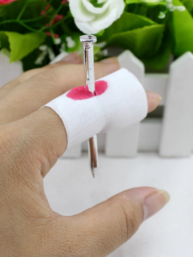 

2019 Pupular Fake Nail Through Finger Magic Trick Halloween Kids Novelty Gags Practical Toy April Fools' Day Halloween Gift
