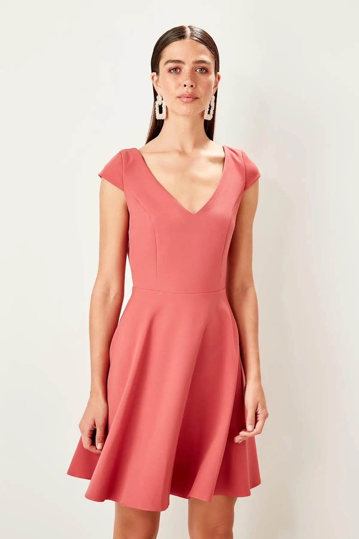 

Trendyol Pink Back Low-Cut Dress TPRSS19FZ0405