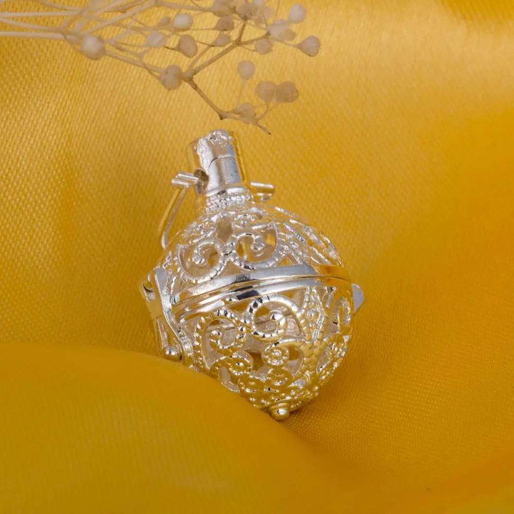 

10pcs Hollow Cage Filigree Ball Box Lockets Diffuser Pendants For DIY Perfume Essential Oil Necklace Jewelry Christmas Gifts