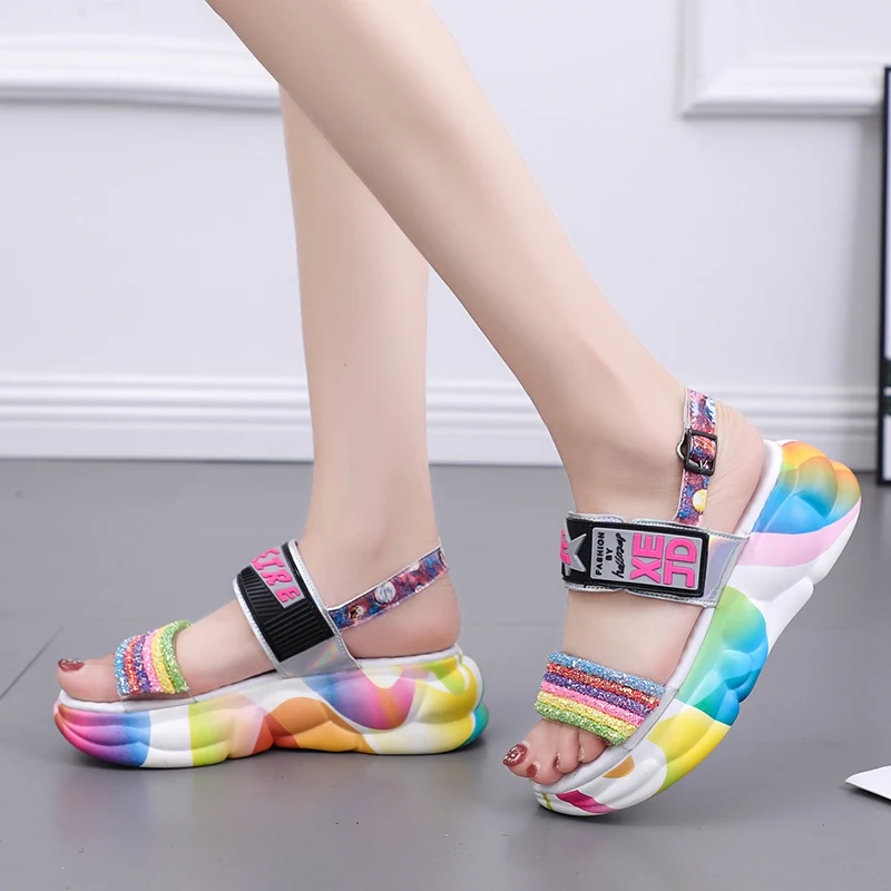 Rimocy INS مشرق الملونة سميكة صنادل أرضية المرأة 2019 الصيف الأزياء مزيج لون قوس قزح قطاع أسافين الأحذية امرأة sandalias