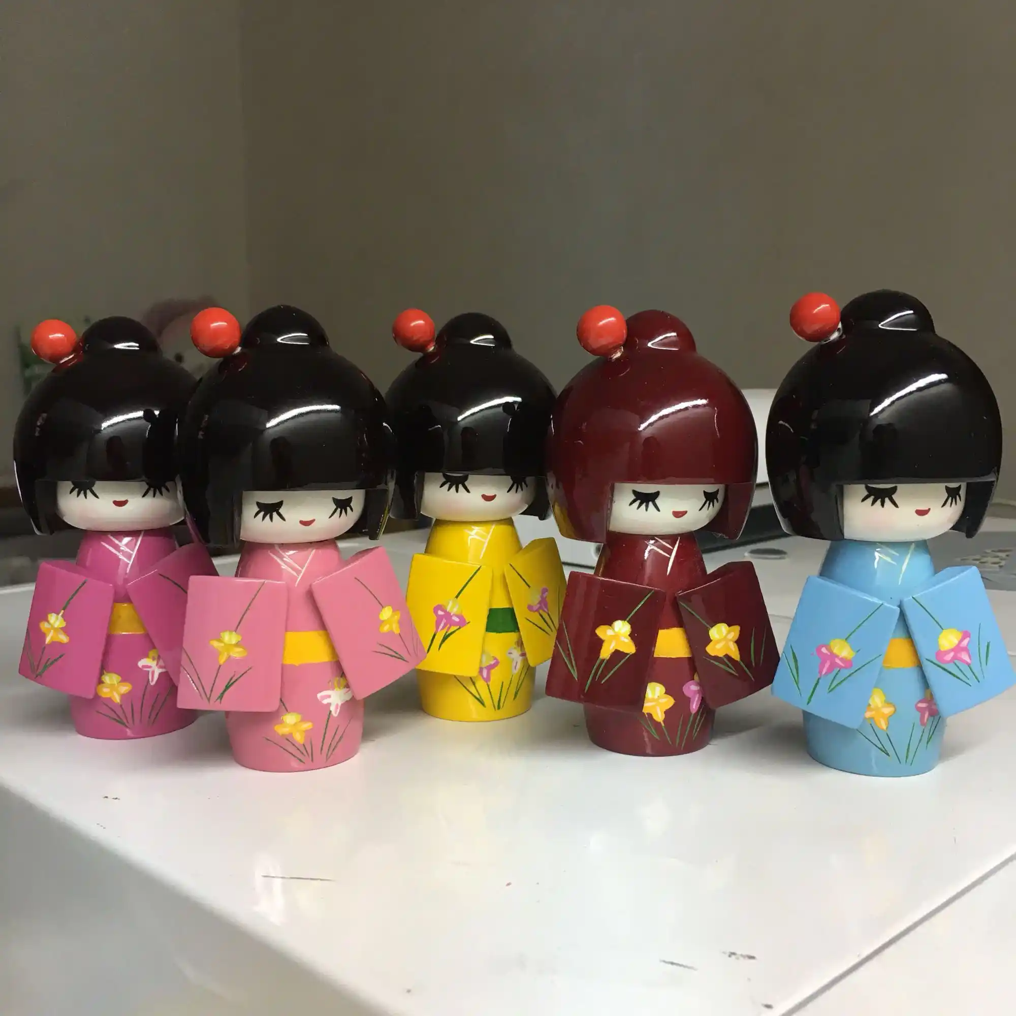 muñecas japonesas de madera