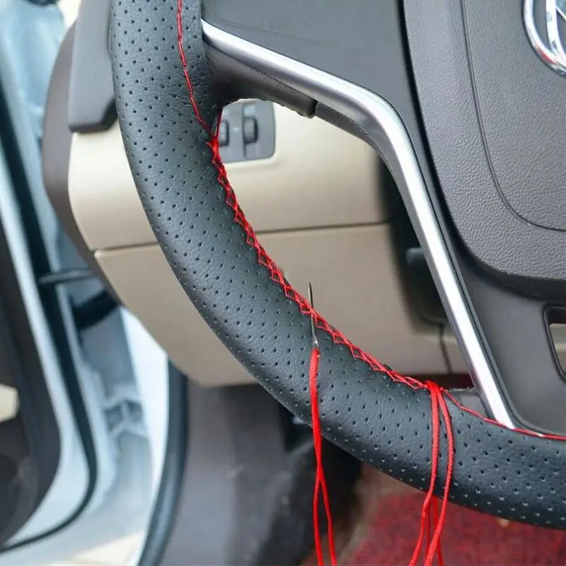 Cubierta Del Volante Del Coche De Bricolaje Con Las Agujas Y El Hilo Negro De Cuero De La PU