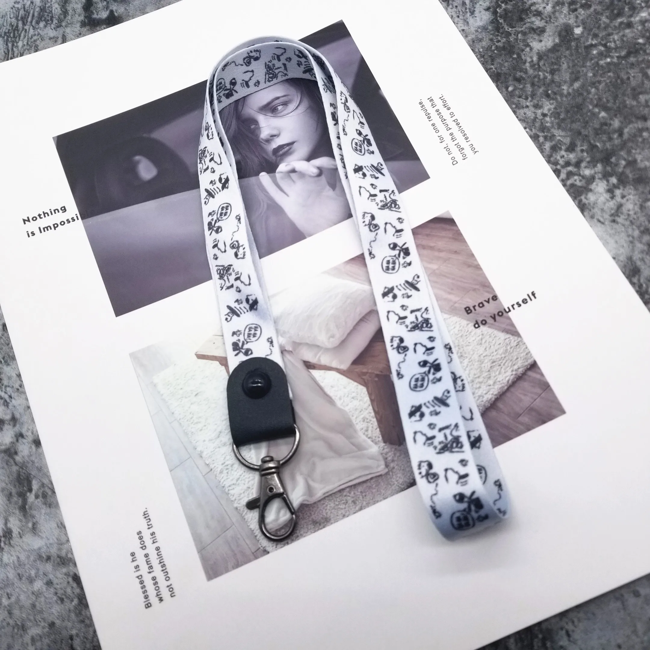 

Cartoon Phone Strap Metal Clip Hanging Neck Rope Lanyard para llaves for iPhone Camera USB Holder ID Pass Card Name Badge Holder