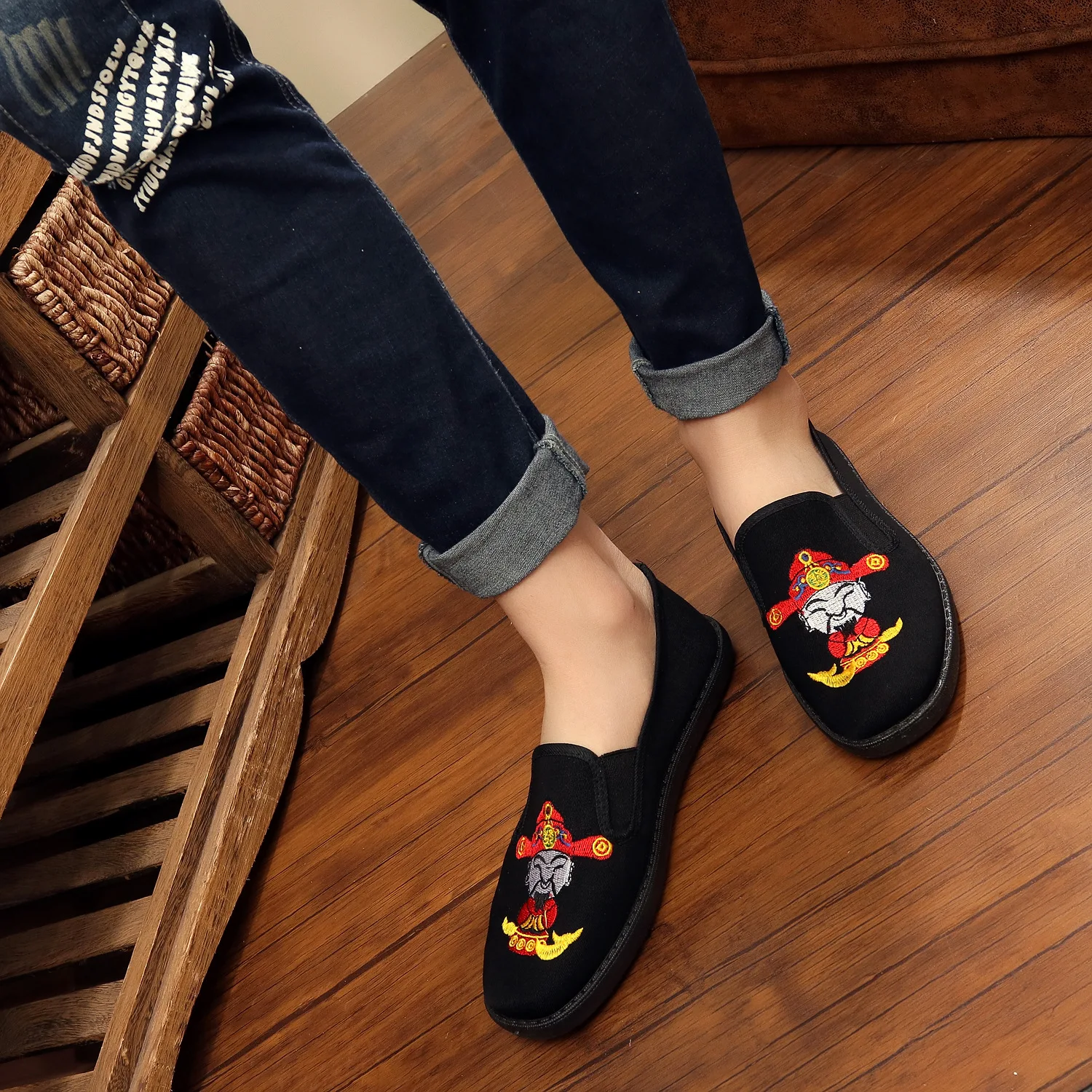 

S-3 God Of Wealth's New Spring And Summer Baita One Foot Pedal Lazy Shoes Leisure Flat-soled Anti-skid Embroidered Social Cloth