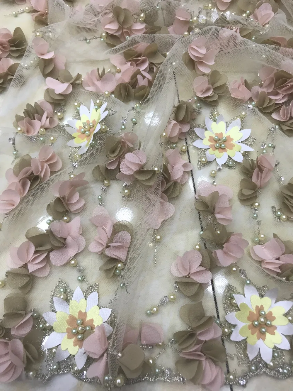 

Pretty 3d flower Embroidered tulle mesh fabric SYJ-112922 Fashion lace fabric for party dress with a lot of beads