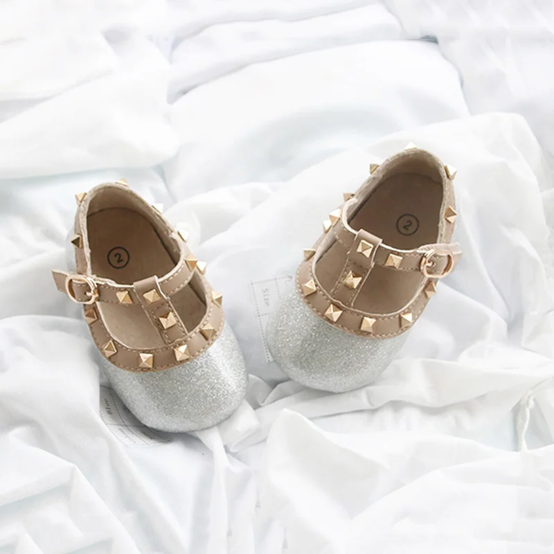 Милые! Детская обувь на шпильке; обувь для новорожденных; обувь для маленьких девочек; обувь из натуральной кожи с заклепками для малышей 3-18 месяцев; обувь ярких цветов - Цвет: silver