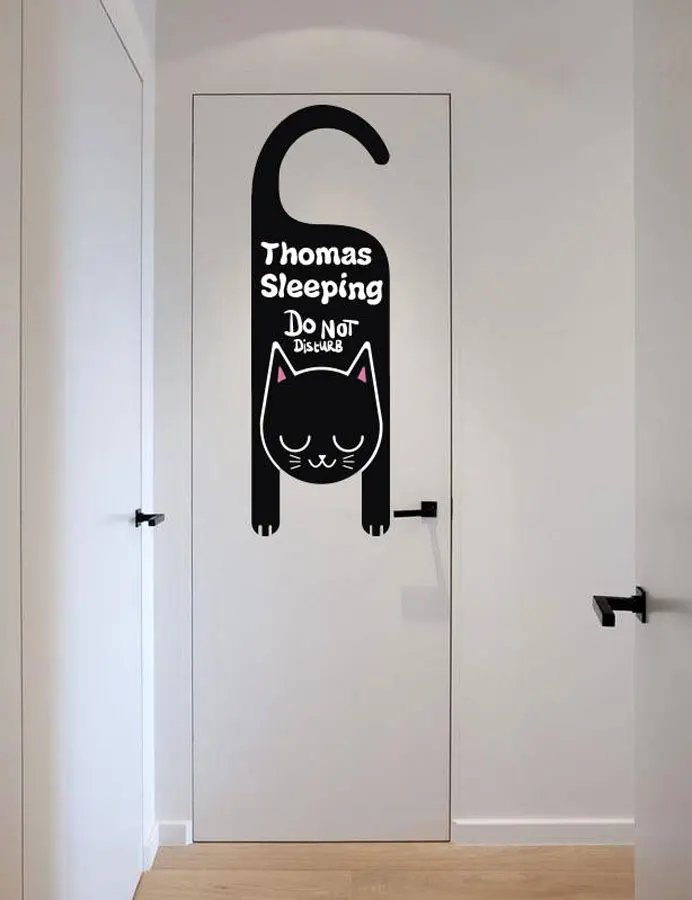 Наклейки на черную дверь. Наклейка на дверь входную. Табличка на дверь студии красоты. Креативные межкомнатные двери. Наклейка на дверь туалета прикольные.