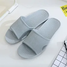 Новое поступление Для мужчин полосатые Тапочки для ванной, на плоской подошве; Летние босоножки; модные Эва(этиленвинилацетат) в закрытом помещении и на открытом воздухе дышащие тапочки; мягкая плоская подошва женская обувь T