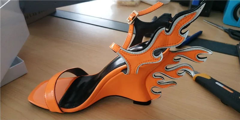 Стильные босоножки на танкетке в форме огня; женская пляжная обувь на высоком каблуке с открытым носком и ремешком на щиколотке из ПВХ - Цвет: orange