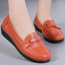 Женская обувь без шнуровки на плоской подошве; большие размеры 41-44; водонепроницаемые мокасины из натуральной кожи с круглым носком и металлическим украшением Женская офисная обувь на резиновой подошве