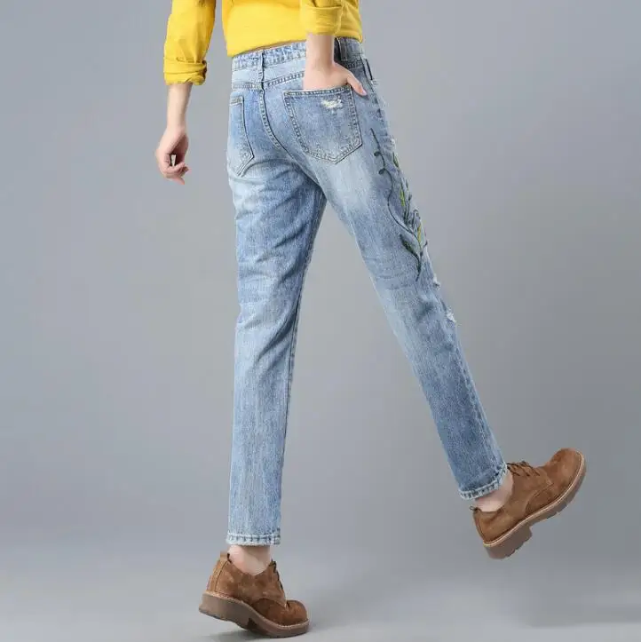 2019 джинсы с вышивкой деним для женщин; большие размеры Высокая талия бойфренда Модные свободные вышитые рваные и потёртые леди брюки д