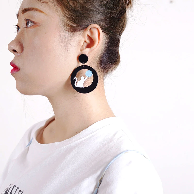 SexeMara-New-Cute-Astronaut-Acrylic-Earrings-For-Women-Round-Hollow-Cat-Penguin-Animal-Earrings-Ladies-Girls (3)