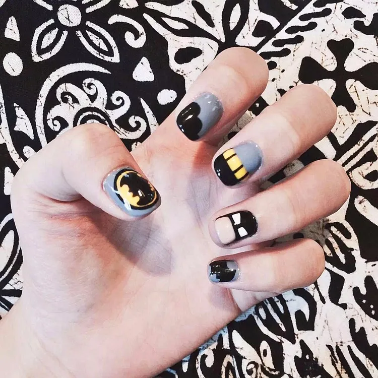 Estilo americano batman patrón uñas falsas anime japonés dibujos animados  lindas uñas falsas 24 pc con pegamento color puro corto completo puntas de  uñas - AliExpress Belleza y salud