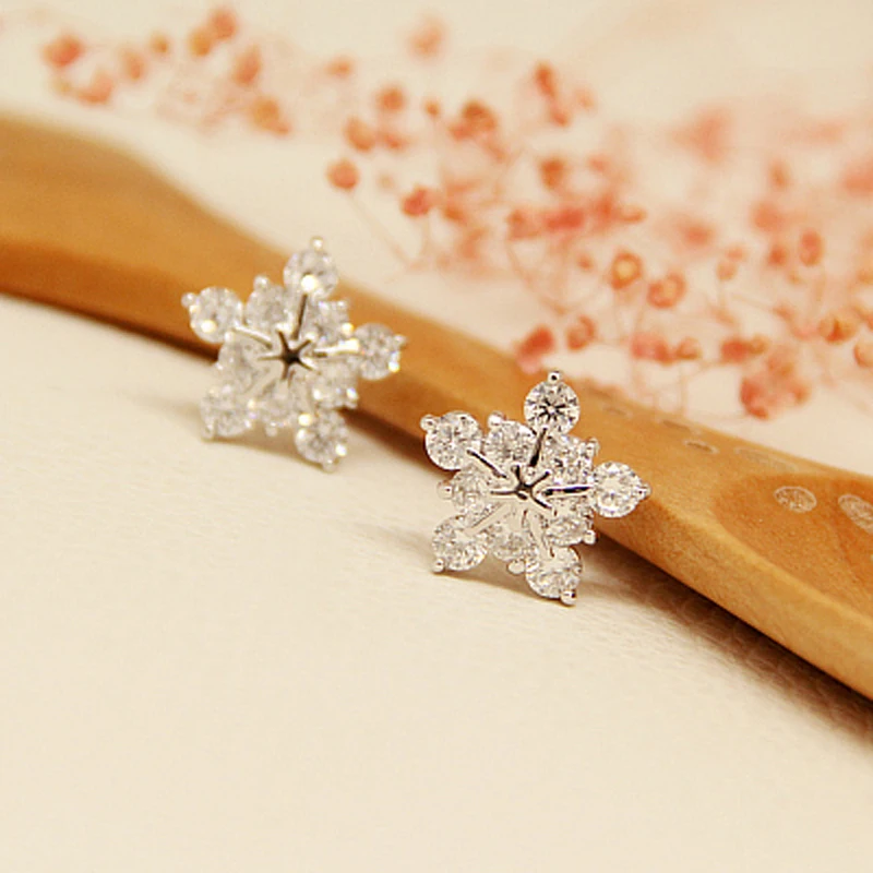 

Korean female snowflake girlfriend gift temperament snow 925 Sterling Silver white crystal cute simple cartoon stud earrings