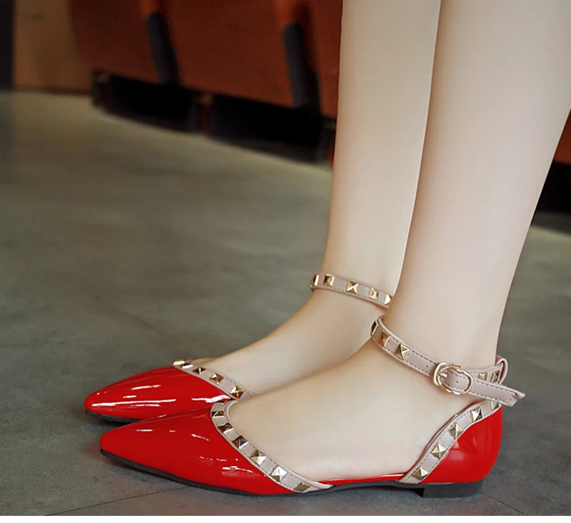 Женские босоножки; свадебные туфли; женские Босоножки с открытым носком; sandalias mujer; Очаровательная Женская летняя обувь с пряжкой и заклепками; цвет черный, белый; Y10018 - Цвет: Красный