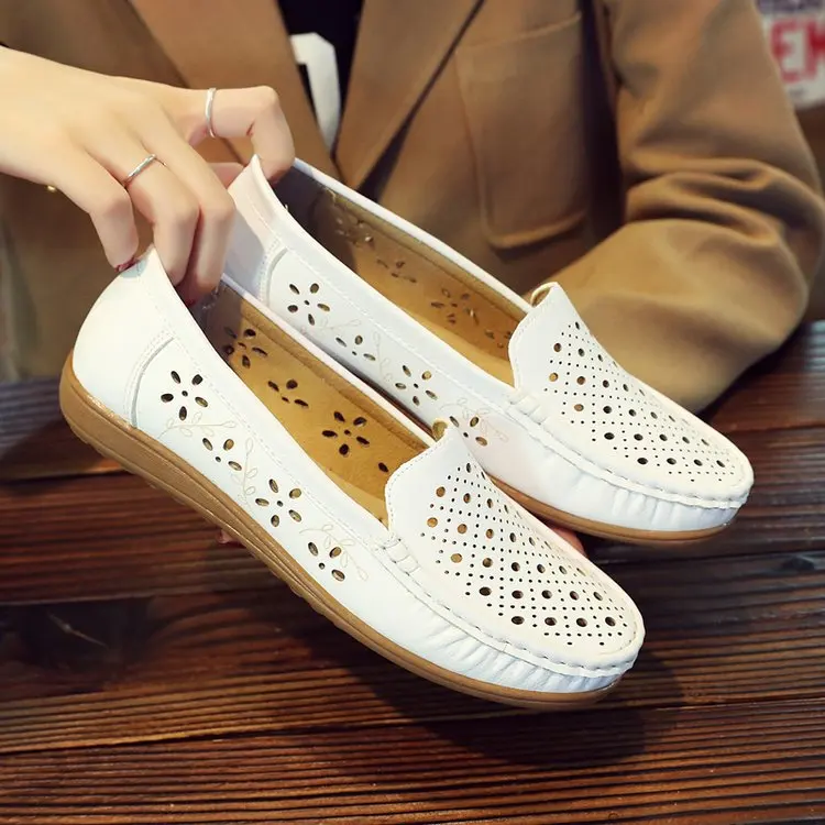 

2019Summer Cave Bean Shoes Flat Bottom Hollow Mother Shoes Middle-aged Sandals Soft Bottom Women's Shoe Breathable Single Shoes