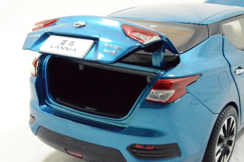 Модель автомобиля под давлением Nissan Lannia (Maxima) 2015 голубая статическая модель из