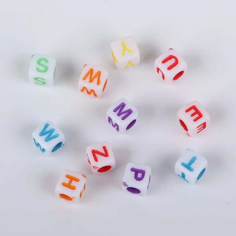 白底彩字