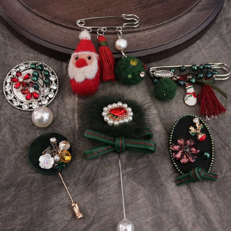 

New Christmas Deer Tree Pin Badges Europe Style Pin Badges Bowtie Unique Style Hand Made Bronch Embroidery Fabric Patches Decors