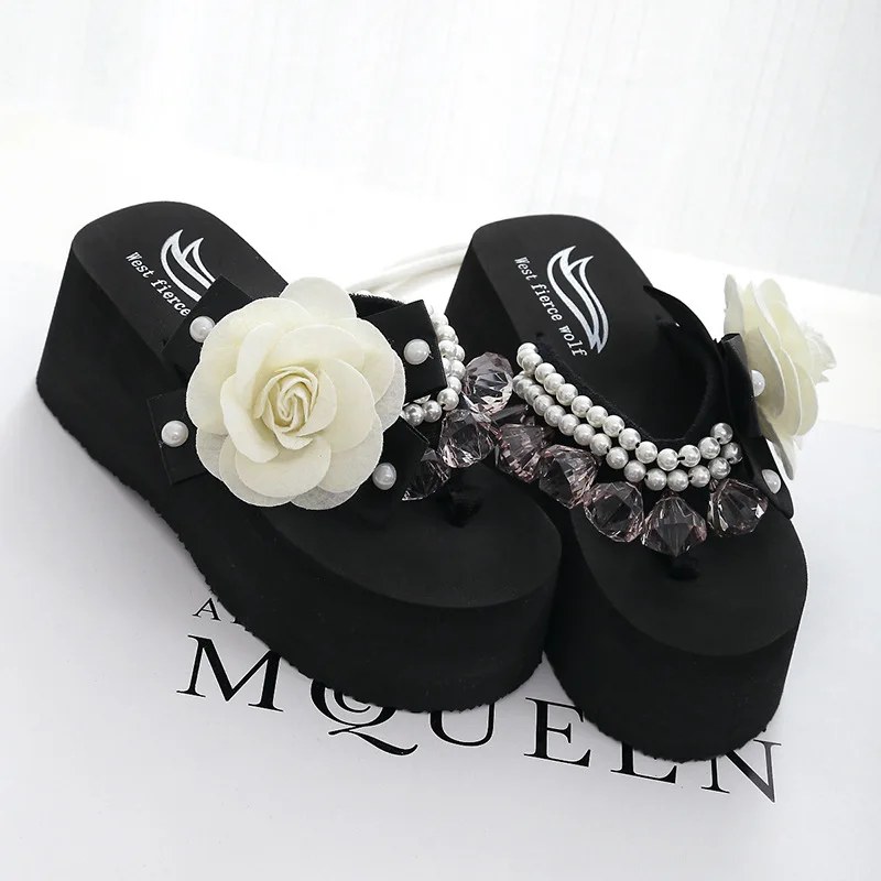Preise Zunehmende Anti erdrutsch Ferse Dicken Sohlen Fip Flops Luxus Blume Sicke Perle Rutsche Hausschuhe Keil Ferse Strand Pantoffel