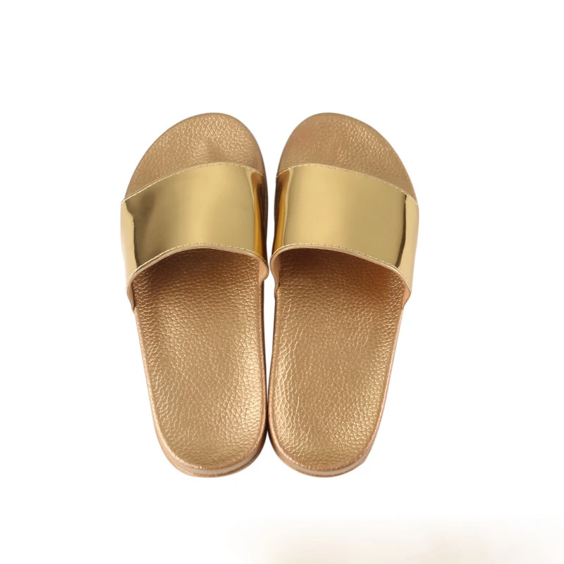 

2019 summer new golden shiny Korean version of the outdoor women's slippers non-slip fashion beach shoes gold sandals women