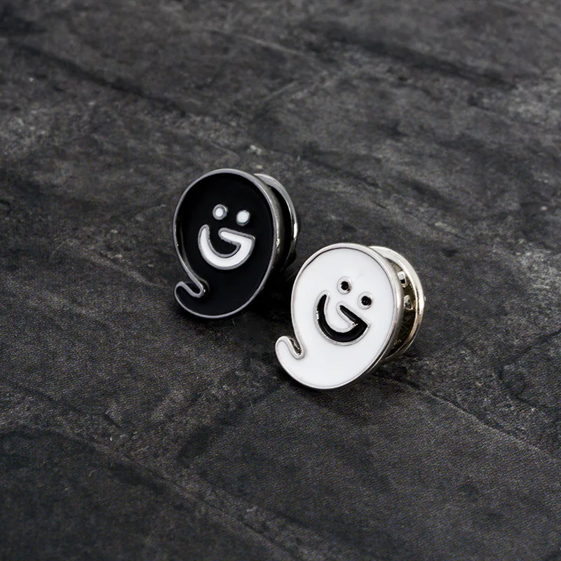 

2019 cartoon Smile face enamel pin black white comma brooch Button Badge Clothes cap bag pendant jewelry Gift for kids friends