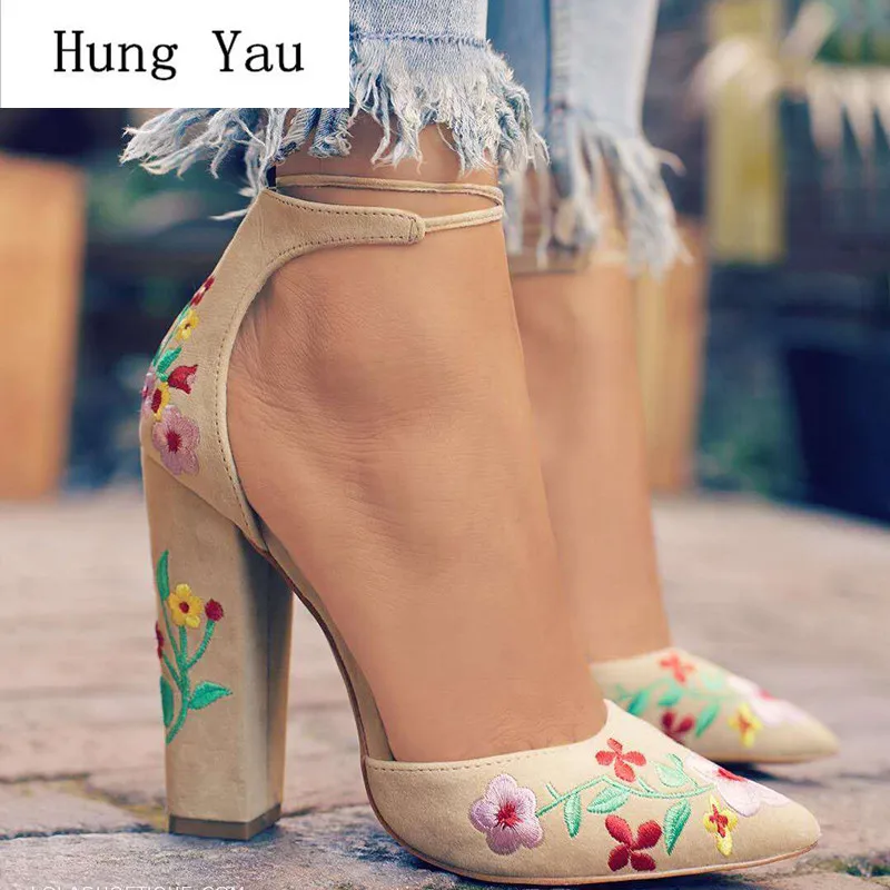 Женские босоножки; коллекция года; Летние Стильные туфли-лодочки на высоком каблуке с острым носком и цветочной вышивкой; пикантные женские модные туфли; большие размеры 34-43