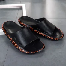 Модные Мужские тапочки письмо боковые Мужская обувь EVA Для женщин на плотной подошве; Вьетнамки; мягкие черные полосы Повседневное летние мужские Дамская обувь