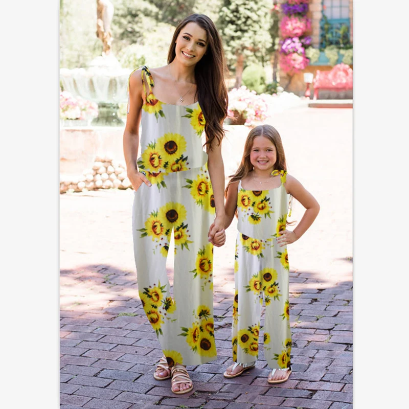 Модные Семейные комплекты; летние комбинезоны для мамы и дочки; женский комбинезон с цветочным рисунком; праздничная одежда для мамы и дочки