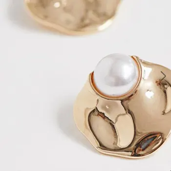 

KOMi Irregular Simulated Pearl Charm Stud Earrings In Abstract Metal Design With Faux Pearl In Gold B10323