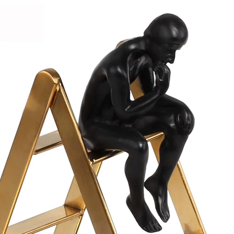 Thinker на лестницах Смола человек Статуэтка скульптура металлические лестницы