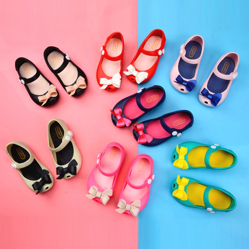 Детская обувь для девочек классные сандалии ПВХ обувь маленьких модные туфли, сделанные из винипласта Babe принцессы на плоской подошве