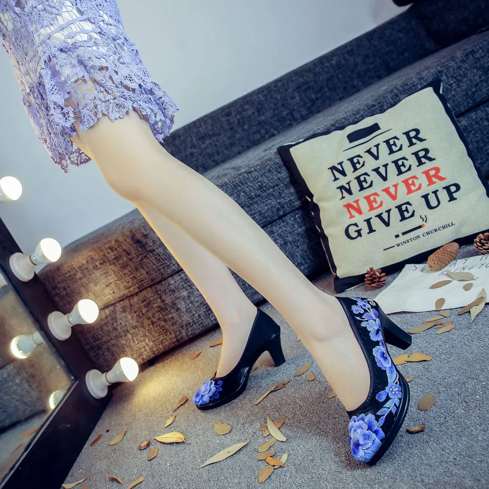Женские туфли-лодочки; китайские атласные туфли с цветочной вышивкой на среднем каблуке; элегантные женские туфли с круглым носком в стиле ретро; zapatos mujer; женская обувь; Cheongsam