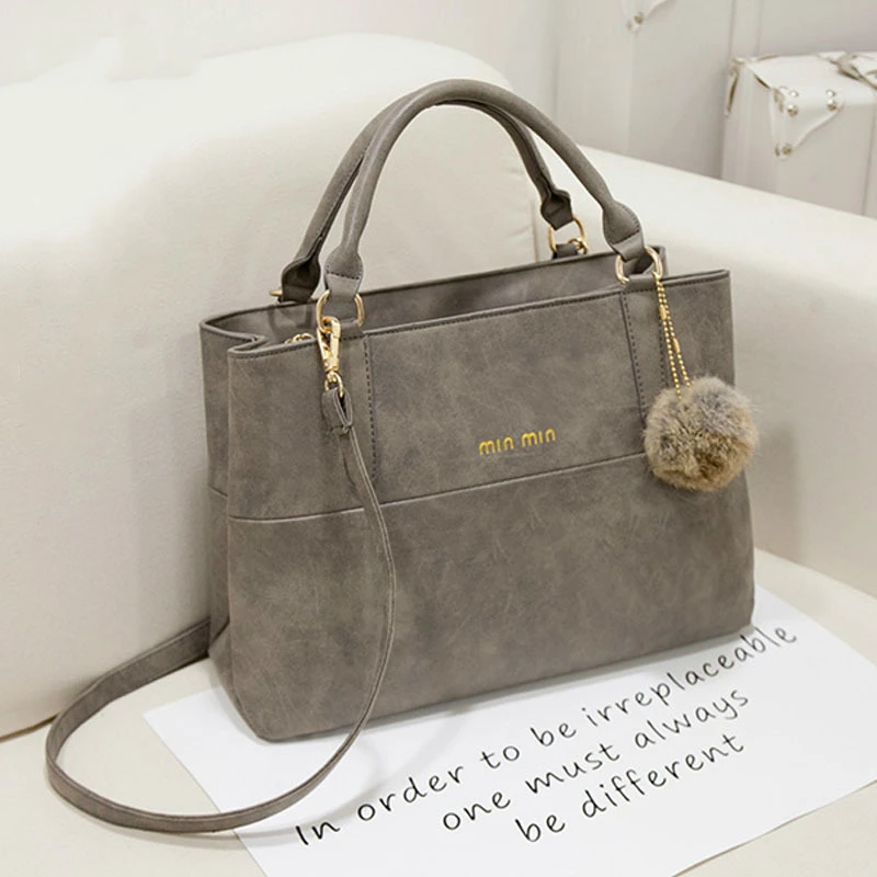 

Free shipping, 2018 new woman handbags, fashion messenger bag, retro Korean version women bag, trend hairball ornaments flap
