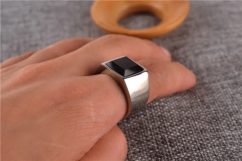 Мужское квадратное кольцо из черного оникса с перфорированным камнем
