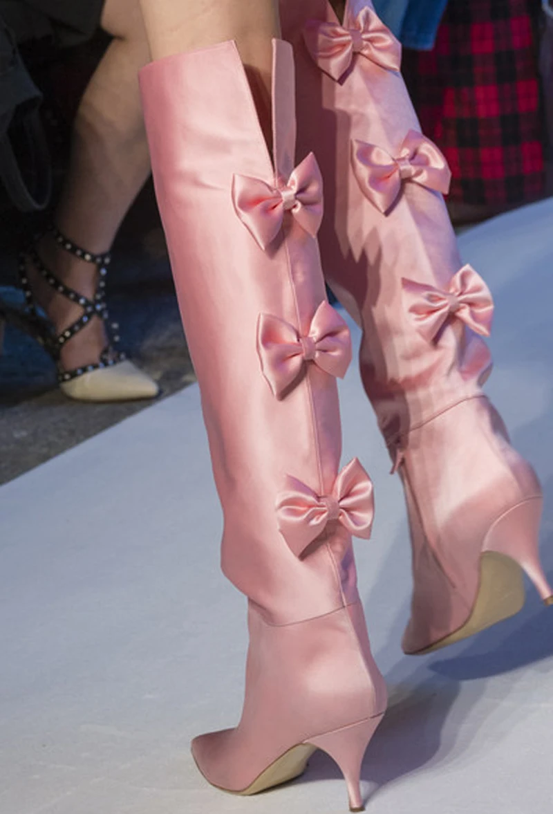 Сладкий розовый бабочкой Для женщин шелковые туфли Элегантные осень-зима сапоги до колена Pointey носком на высоком каблуке слипоны