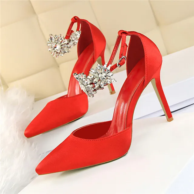 Eleganckie buty na wysokim obcasie z ozdobnymi kamieniami kobiety pompy jedwabiu Pointed Toe buty ślubne kobiety klamra pasek kryształ szpilki kobiety SWB0025 tanie tanio Boussac Cienkie obcasy Super Wysokiej (8cm-up) Podstawowe Szpiczasty nosek Na co dzień Pasuje prawda na wymiar weź swój normalny rozmiar Eleganckie buty na wysokim obcasie z ozdobnymi kamieniami kobiety pompy jedwabiu Pointed Toe buty ślubne kobiety klamra pasek kryształ szpilki kobiety SWB0025 tanie tanio Boussac Cienkie obcasy Super Wysokiej (8cm-up) Podstawowe Szpiczasty nosek Na co dzień Pasuje prawda na wymiar weź swój normalny rozmiar