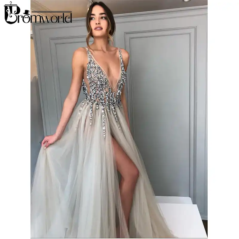 vestido azul com tule transparente
