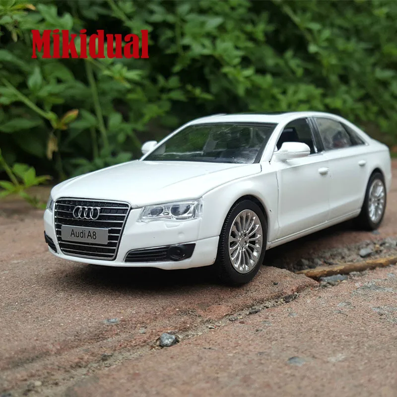 Литая модель автомобиля из сплава 1/32 электронная со светом и звуком детская