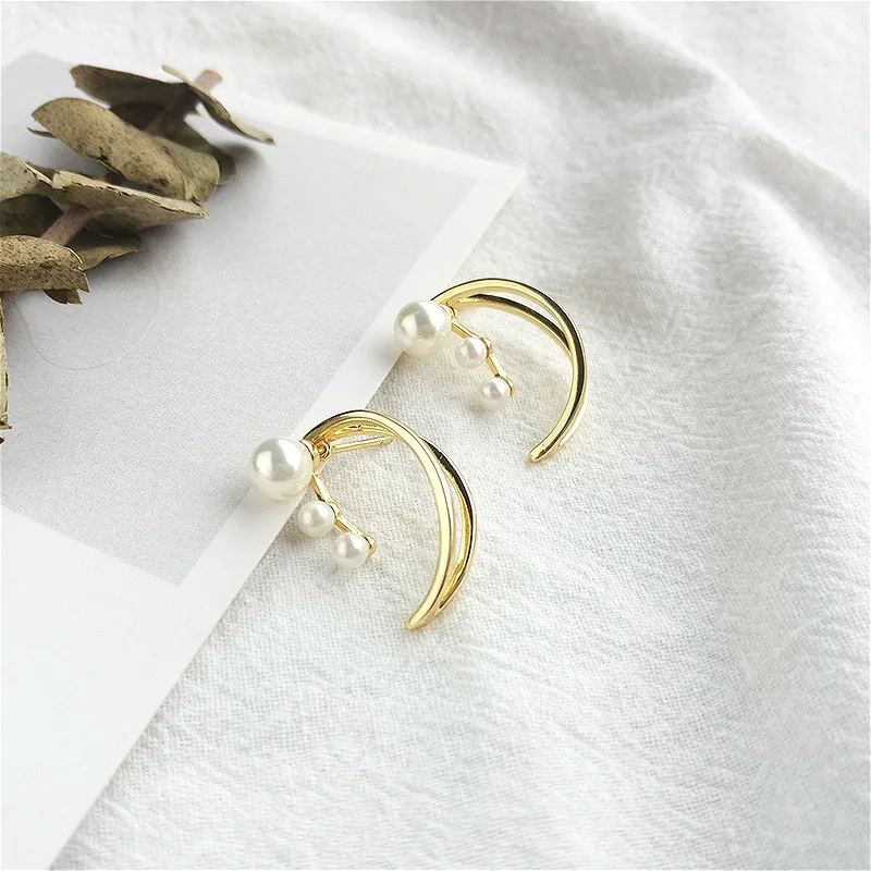 

Fengxiaoling 2019 New 925 Sterling Silver Hollow Moon Shell Beads Stud Earrings For Women Golden Earrings Fine Jewelry