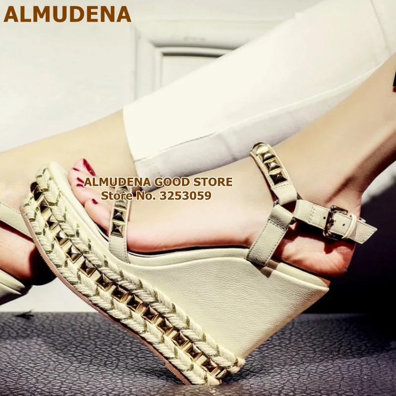 ALMUDENA/дизайнерские сандалии-гладиаторы на танкетке; Свадебная обувь с заклепками на платформе; цвет белый, бежевый, черный; туфли-лодочки с шипами