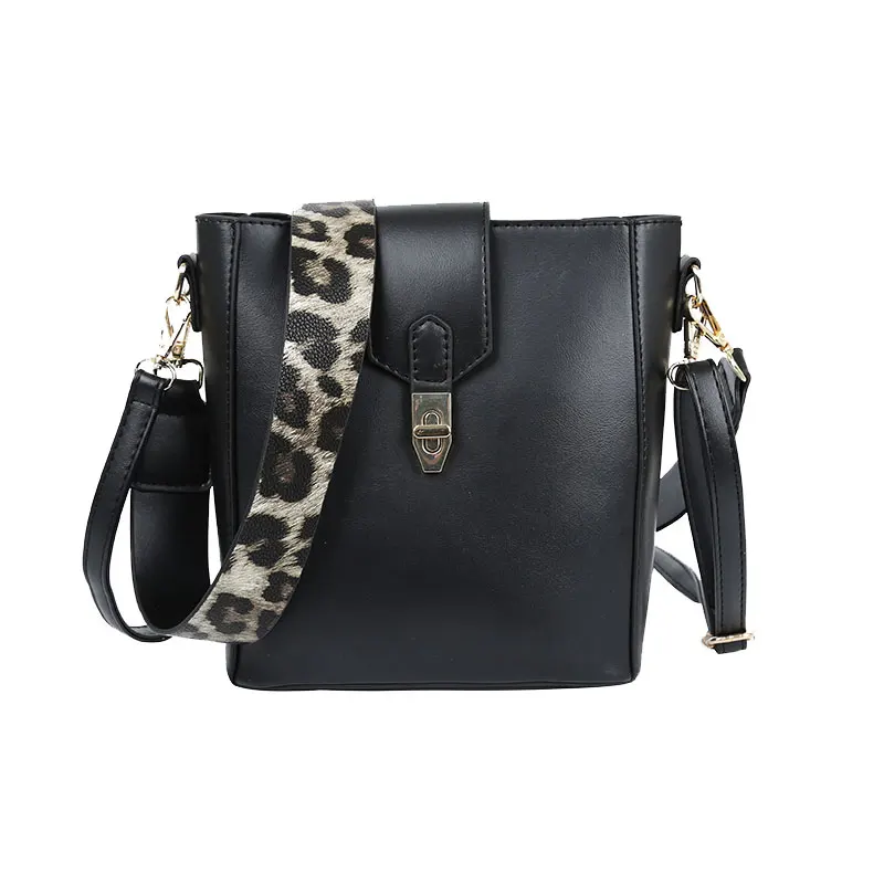 

Female bag 2019 new the wild leopard pattern wide shoulder shoulder Messenger bag retro simple red bucket bag#0065