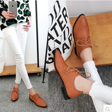 Весенняя обувь; модные туфли на низком каблуке в британском стиле; Туфли-оксфорды на плоской подошве с круглым носком и кружевом в стиле ретро