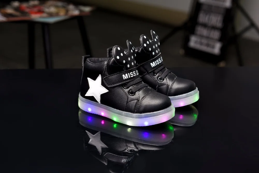 Новые детские светящиеся для мальчиков и девочек спортивная обувь светодиодный светящиеся кроссовки Детская нескользящая обувь с рисунком детская повседневная блестящая обувь со звездами