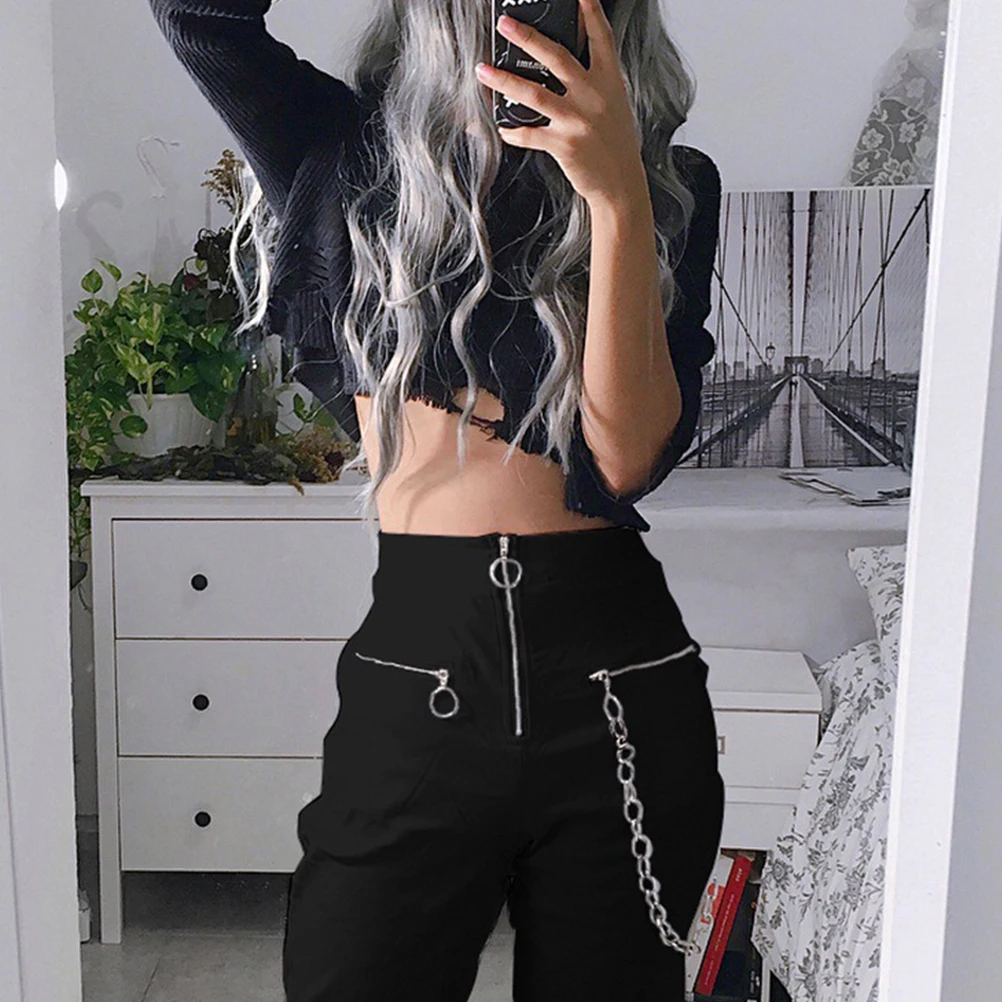 Облегающие брюки. Девушка в блузке и брюках. Девушка в брюках. Облегающие штаны. Штаны бершка черные.