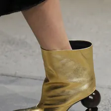 Женские кожаные полусапожки золотистого цвета; пикантные женские зимние ботинки «Челси» с острым носком; белые ботильоны; женская обувь на необычном высоком каблуке
