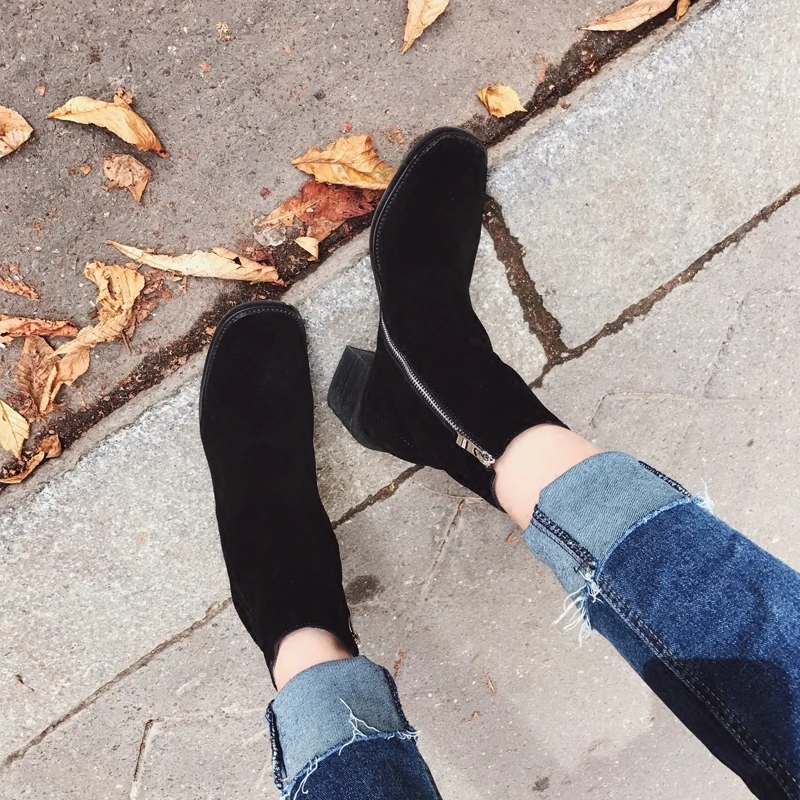 

2018 new black square head matte women's boots stylish simple zipper boots with thick Martin boots.