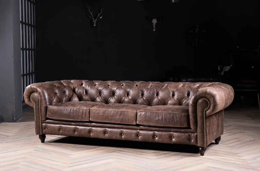Классический кожаный диван Chesterfield с винтажными итальянскими кожаными диванами