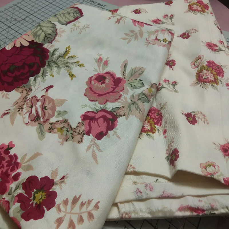 Довольно бежевый большой и маленький Цветущий красный цветок розы печатных хлопок ткань для DIY шитья постельных принадлежностей одежды стеганое