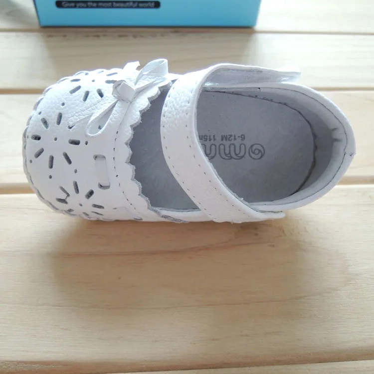 Estilo de Verão Meninas da Criança Couro Genuíno Primeiros Caminhantes Sapatos Fretwork Moda Bebê Infantis Botas Omn 7 Cheap Primeiros caminhantes